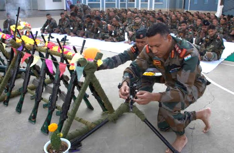 हिंदुओं की इकलौती पूजा जिससे बच्चों को रखा जाता है दूर, जानिए क्यों दशहरे के दिन सेना भी करती हैं शस्त्र पूजा