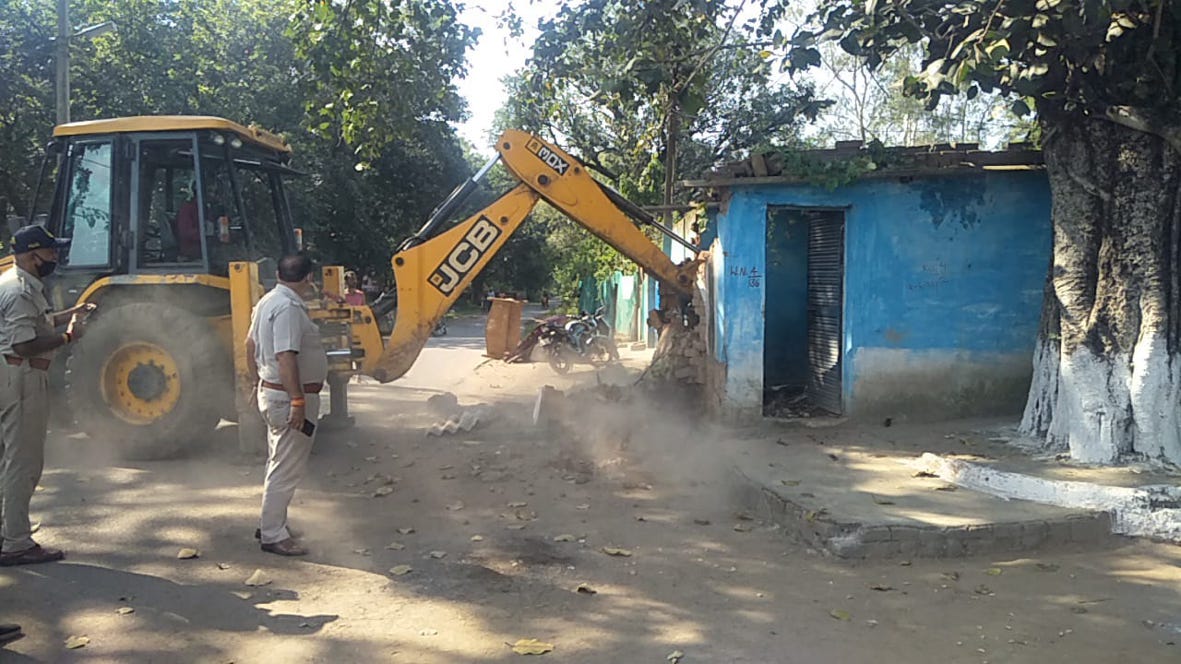 The house of the accused who attacked the SI with a knife was demolished