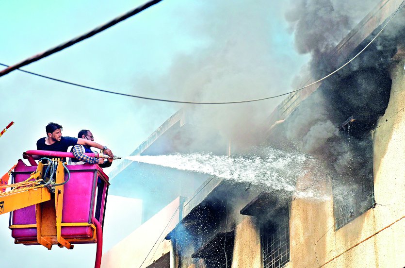 Fire in crockery factory, smoke visible up to five kilometers away
