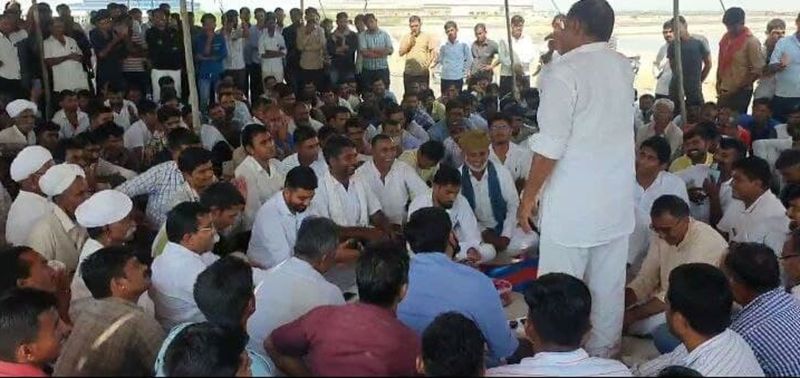 रिफाइनरी के दरवाजे पर लोगों का धरना