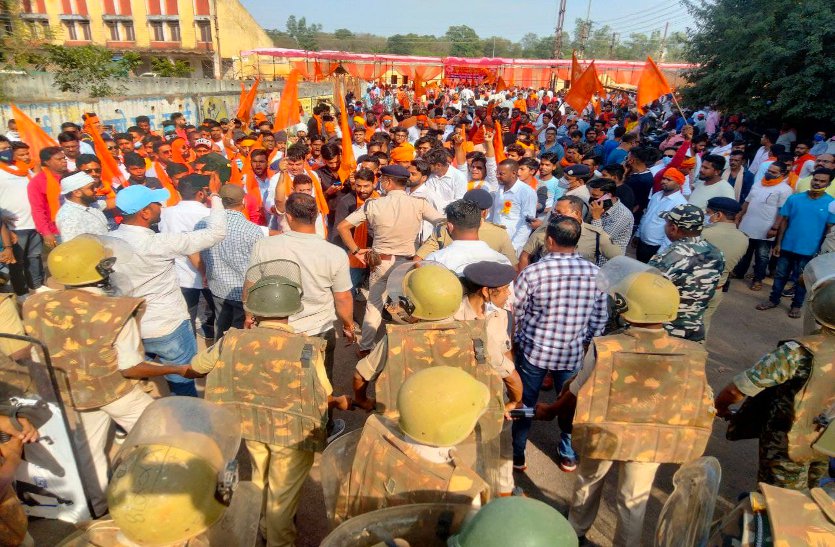 कवर्धा में भगवा ध्वज के अपमान से फूटा हिंदूवादी संगठनों का गुस्सा, मंत्री अकबर को बर्खास्त करने की मांग