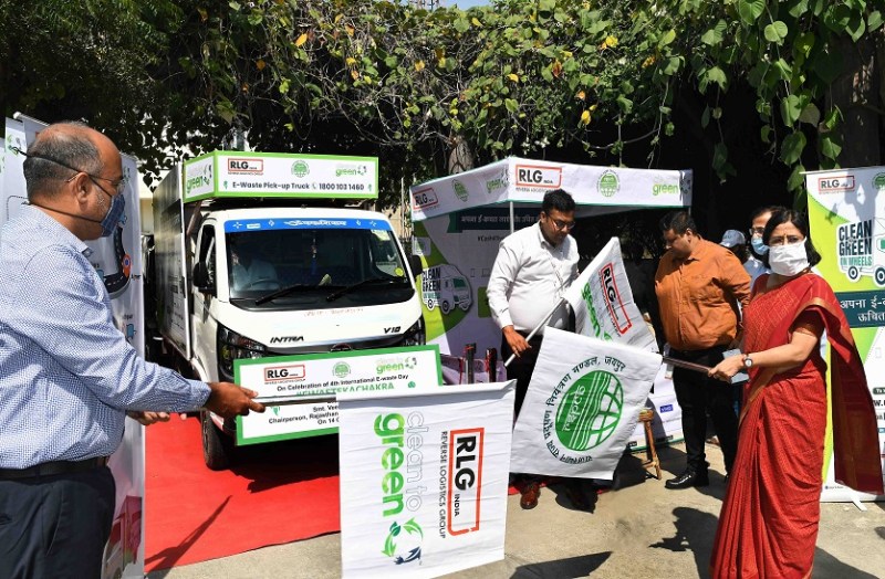 डोर टू डोर ई-कचरा संग्रहण - वैन को दिखाई हरी झंडी