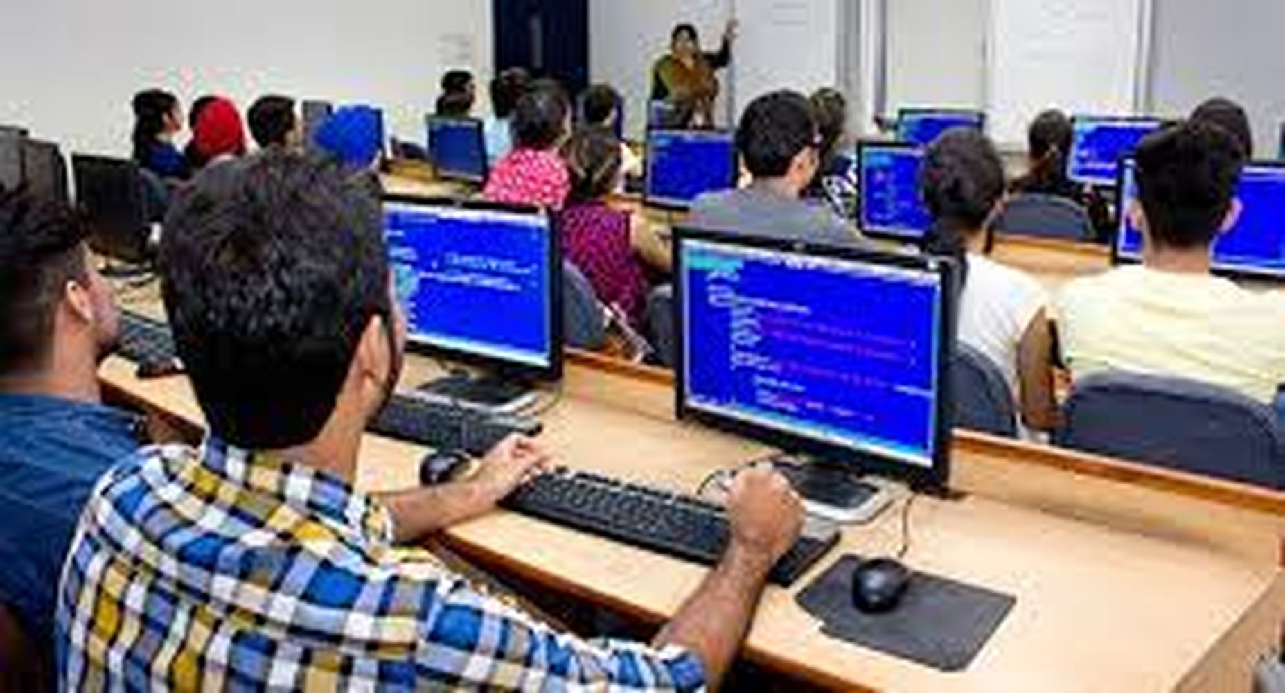 कोरोना असर: कोरोना ने विद्यार्थियों को कंप्यूटर कोर्स प्रति किया आकर्षित