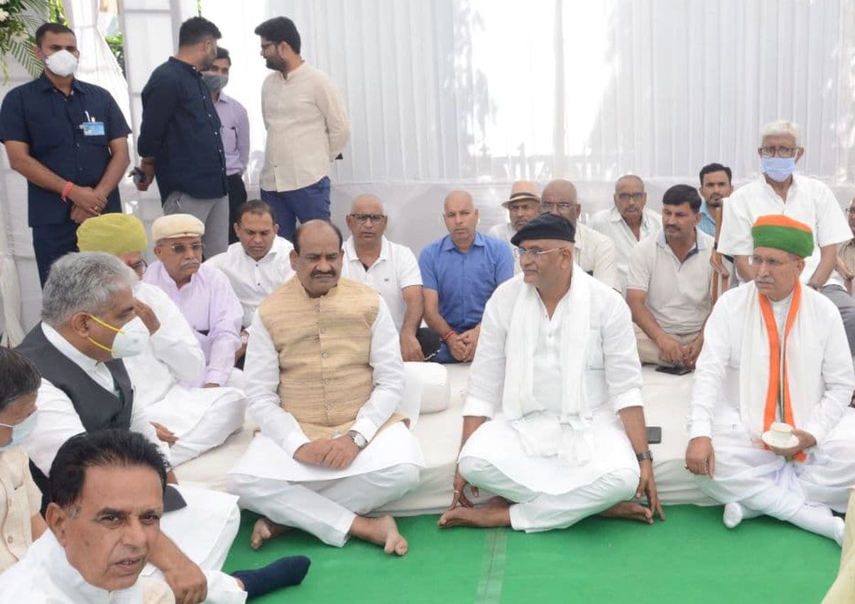 लोकसभा अध्यक्ष बिरला सहित केन्द्रीय मंत्री-विधायक पहुंचे मंत्री शेखावत के घर संवेदनाएं जताने