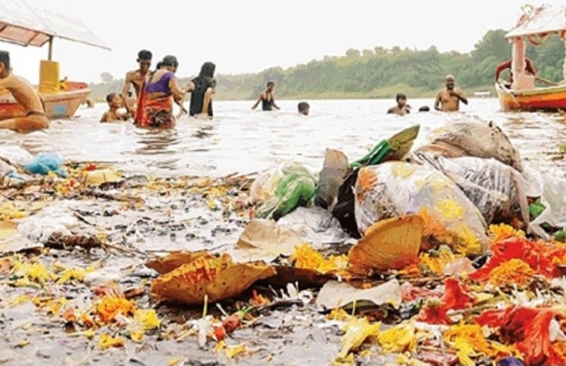 नवरात्र के मौके पर नर्मदा में विसर्जित पूजन सामग्री