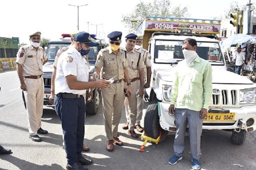 यातायात पुलिस का नो-पार्किंग अभियान शुरू