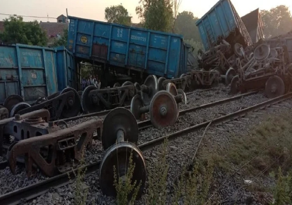 नई दिल्ली हावड़ा रूट पर मालगाड़ी डिरेल 24 वैगन पलटे, कई ट्रेनों का रूट बदला