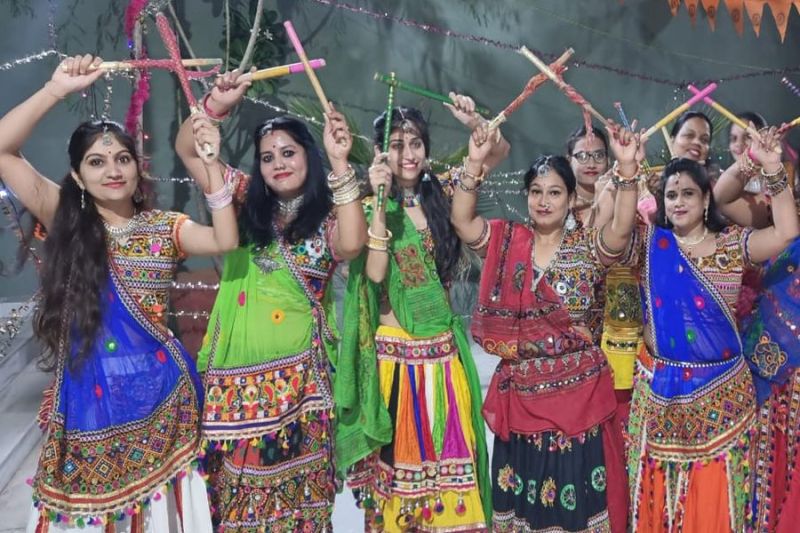 गरबा स्थलों पर देर शाम तक खनकती रही डांडियों की टंकार