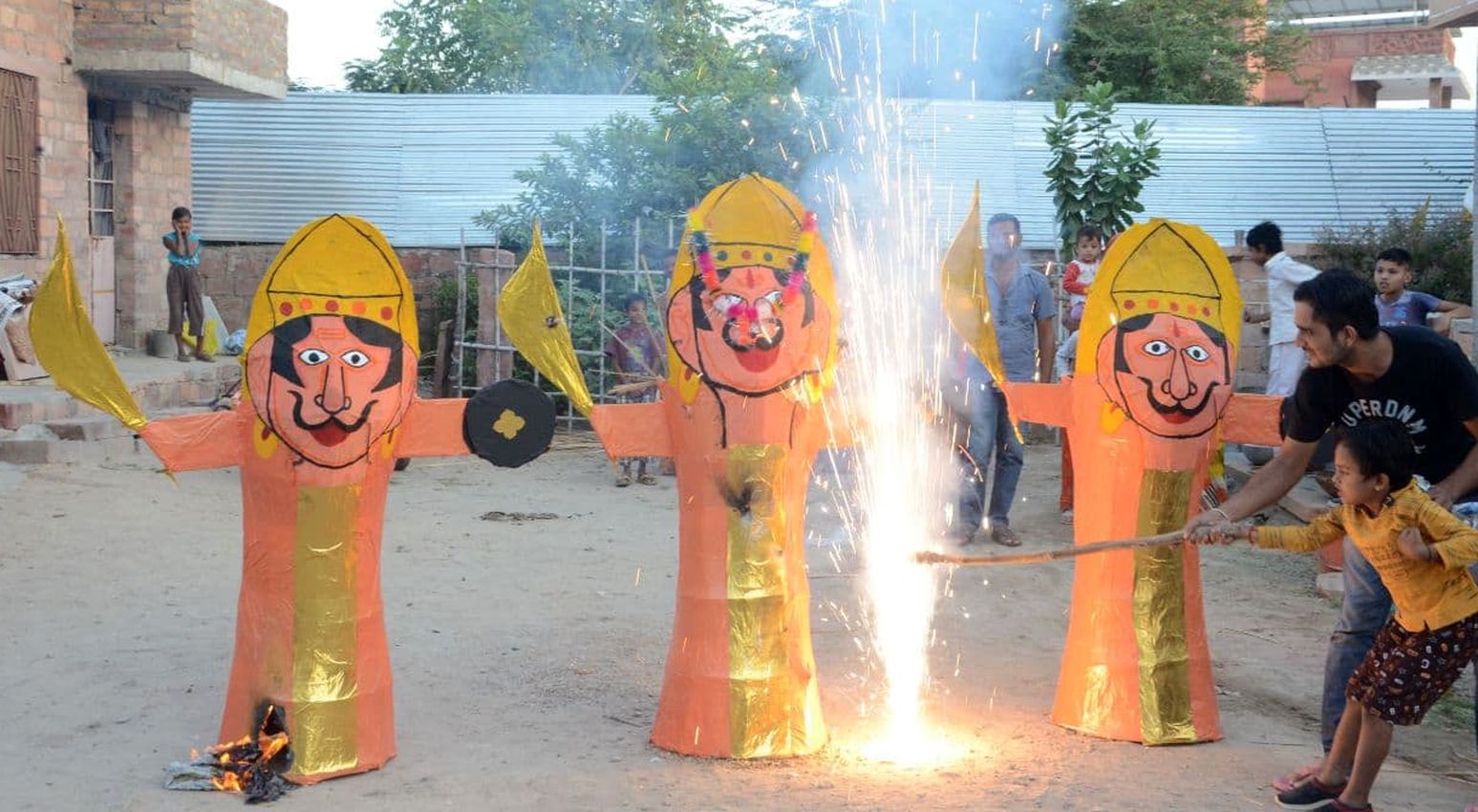 शहर के विभिन्न मोहल्लों व कॉलोनियों में हुआ दशानन दहन