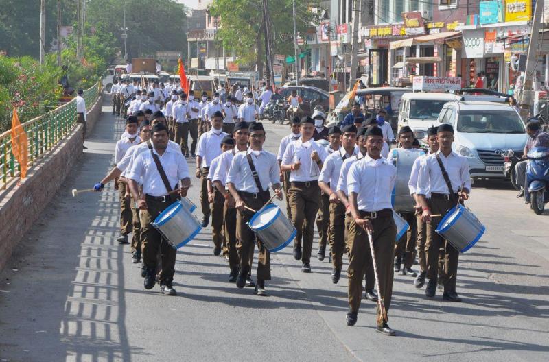 विजयादशमी पर बाड़मेर में निकला पथ संचलन, पुष्पवर्षा से स्वागत