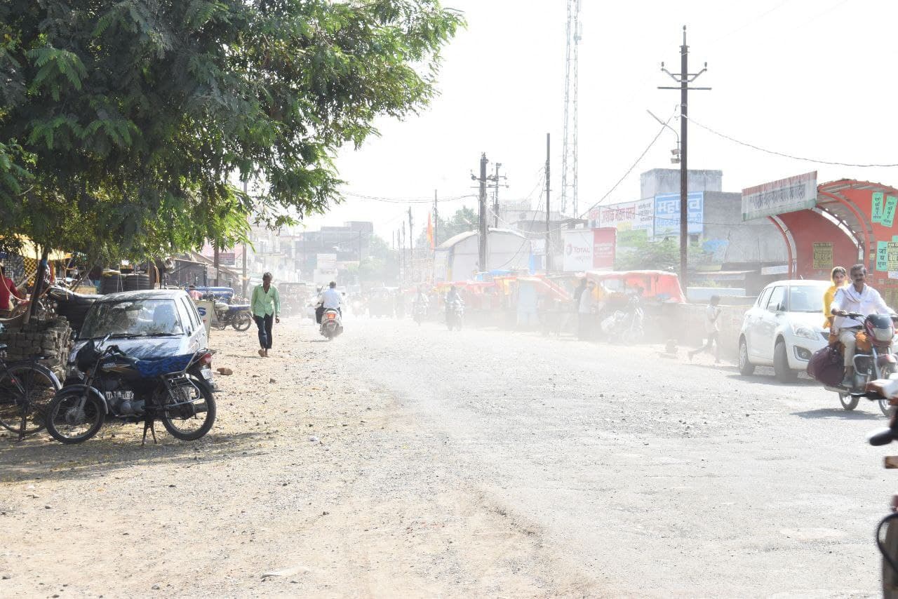 बारिश के बाद अब धूल से सराबोर शहर, दोपहिया वाहनों से चलना हुआ मुश्किल