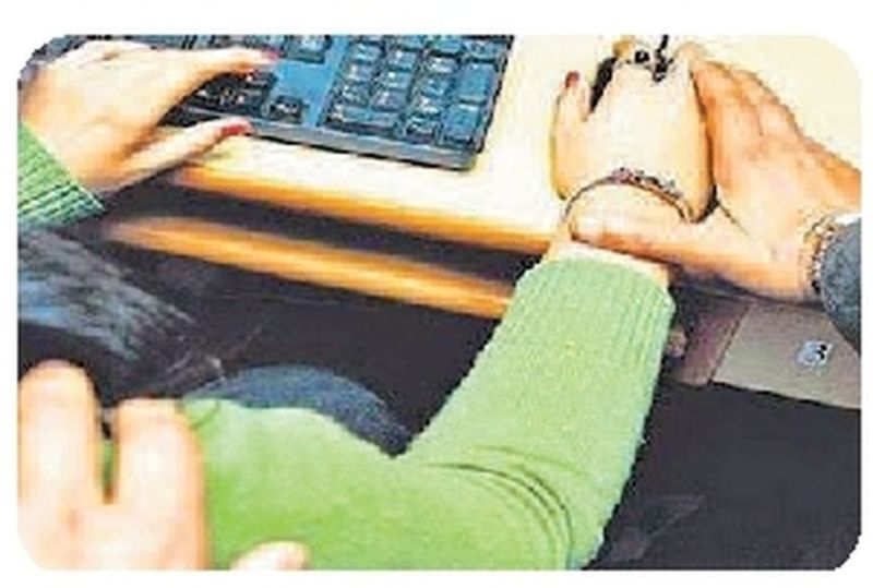 महिलाकर्मी का यौनशोषण, आरोपी अफसर को भेजा छुट्टी 