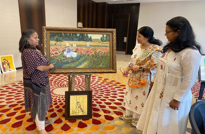 पेंटिंग्स के माध्यम से प्रकृति प्रेम का दिया संदेश