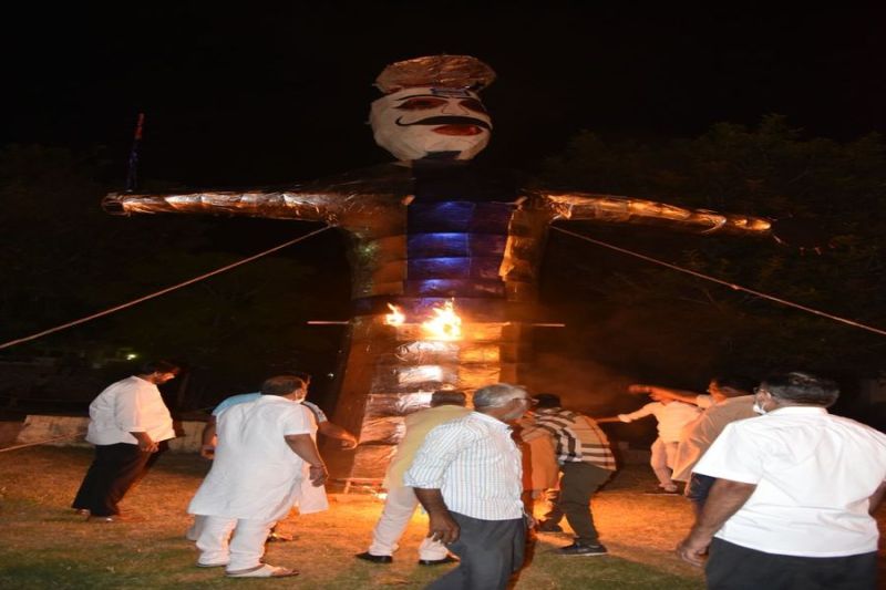 ऱावण का चबूतरा में सन्नाटा, गली-मोहल्लों में हुआ दशानन दहन