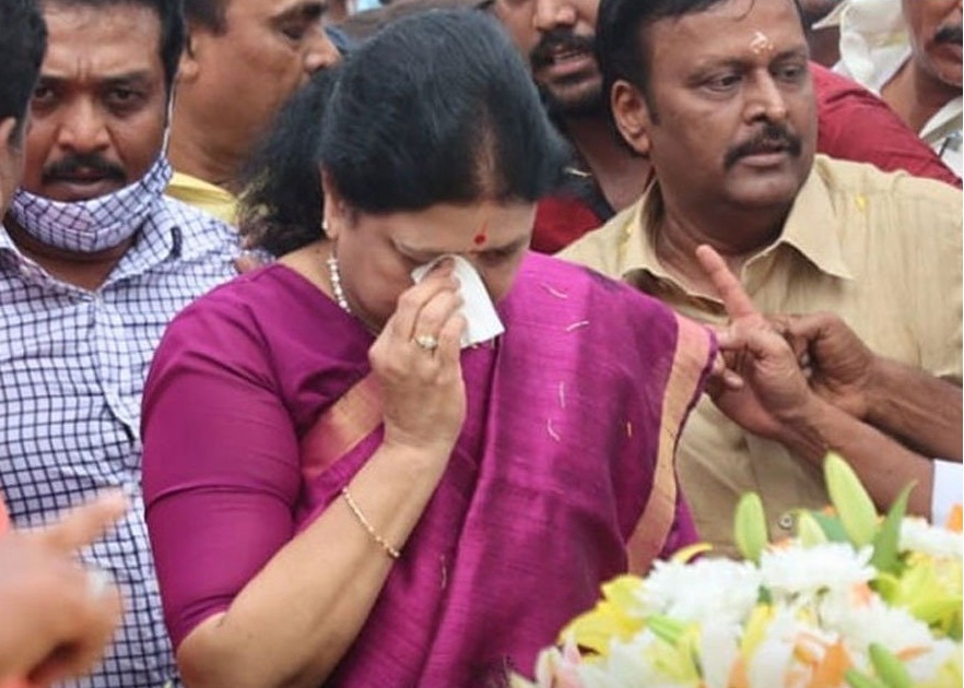 Teary-eyed Sasikala visit Jayalalithaa memorial in Chennai