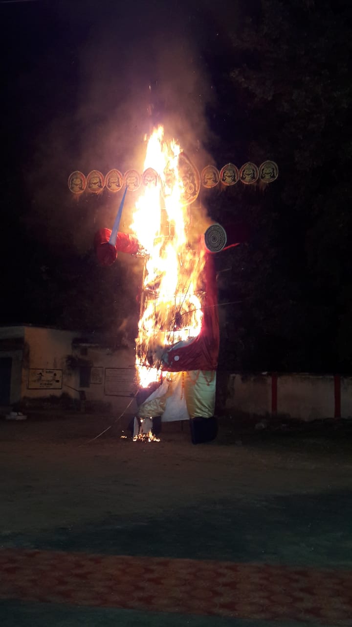 Ravana burnt with smoke, celebrated the festival of Vijayadashami with
