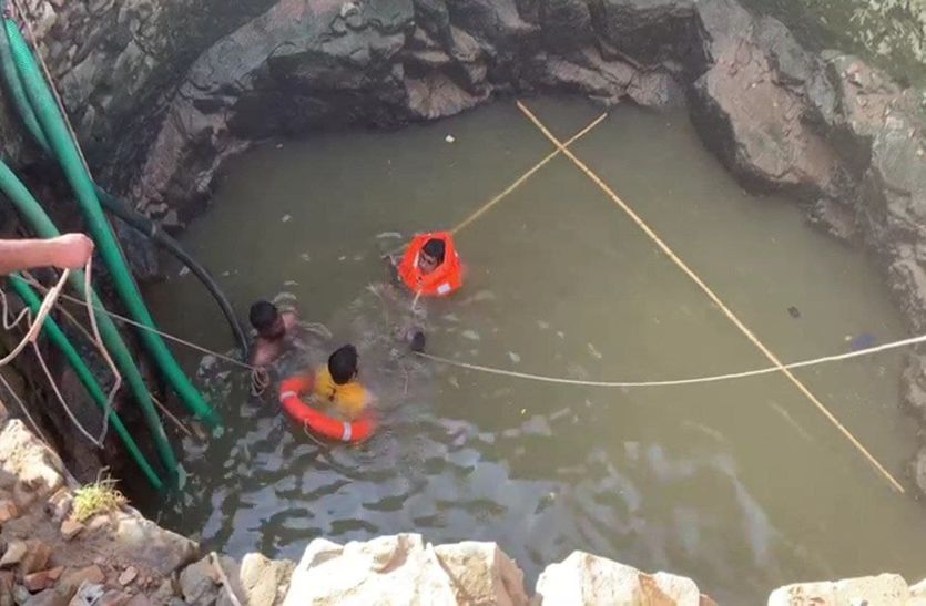 बिना मुंडेर के कुएं में नहाते युवक की मौत, साथी बचा