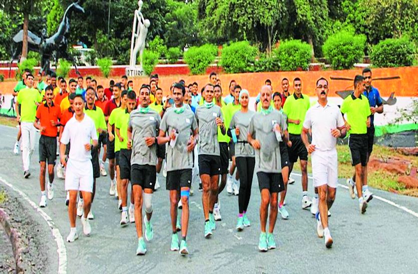 दौड़ लगाते धौलपुर पहुंची तीनों सेनाओं की टुकड़ी, धौलपुर में स्वागत
