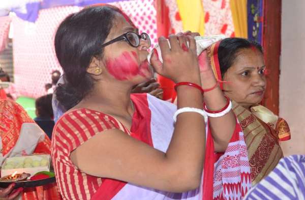 खुशहाली की प्रार्थना कर मां को किया विदा