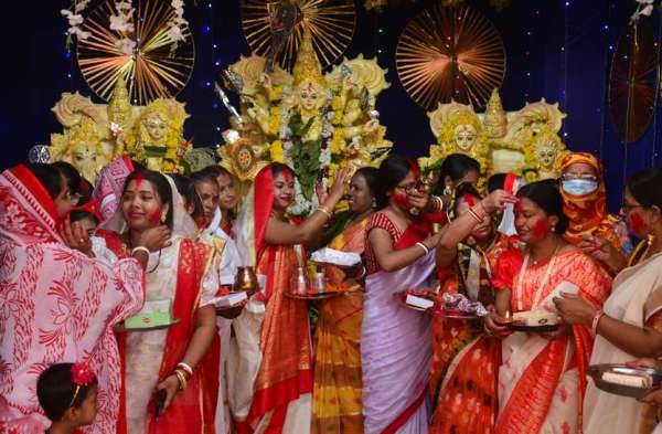 खुशहाली की प्रार्थना कर मां को किया विदा