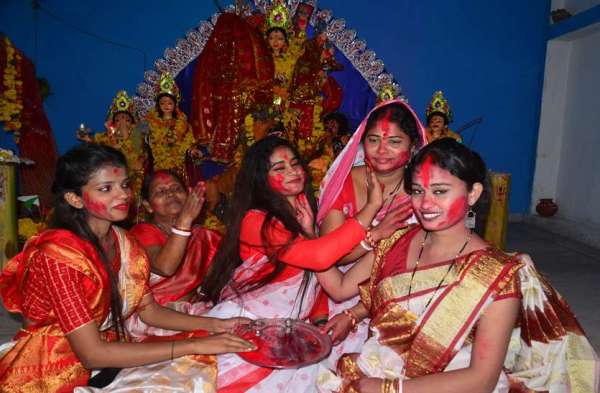 खुशहाली की प्रार्थना कर मां को किया विदा