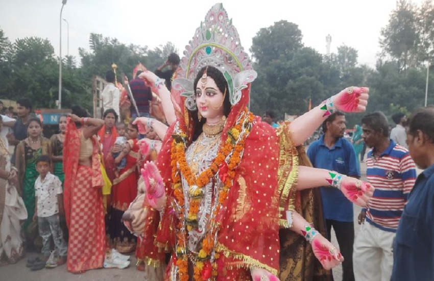 विसर्जन को जाती मां दुर्गा की प्रतिमा