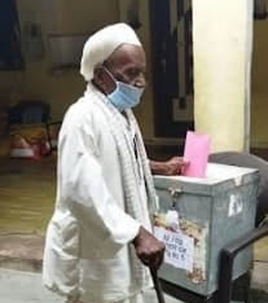 वल्लभनगर में पोस्टल बैलेट से मतदान करता एक वोटर।
