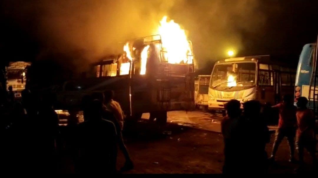 विदिशा बस स्टेंड पर रात 9 बजे बसों में लगी आग, मची भगदड़
