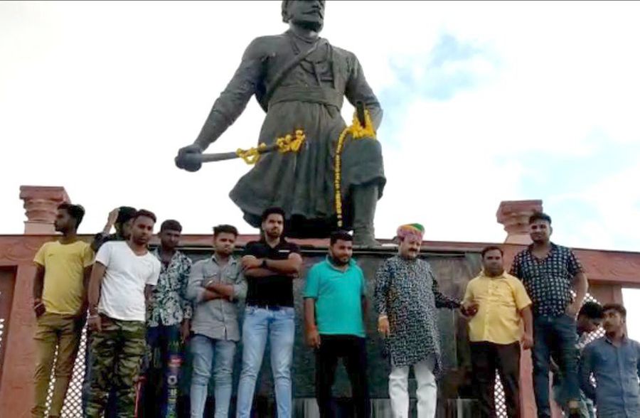 भाजपा नेता राजावत अपने समर्थकों के साथ पार्क पहुंचे और शिवाजी की प्रतिमा का लोकार्पण कर माल्यार्पण कर दिया