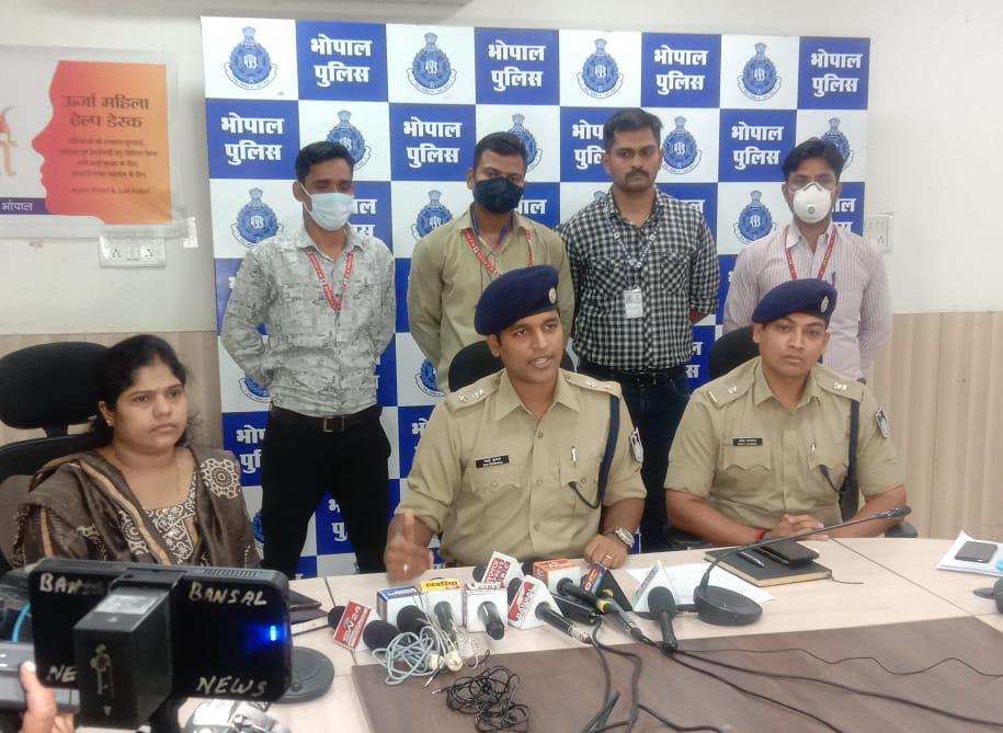 शहर के 100 एटीएम में छेड़छाड़ कर रुपए निकालने वाले गिरोह का खुलासा,तीन गिरफ्तार