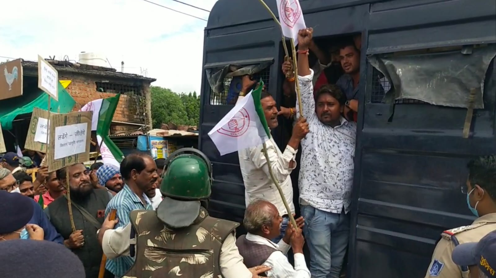 स्टेशन पहुंचने से पहले ही किसानों को किया गिरफ्तार