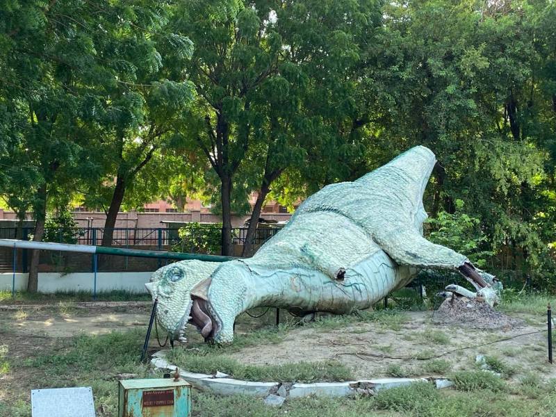 विज्ञान पार्क में न सफाई न लाइटें, धराशायी डायनासोर
