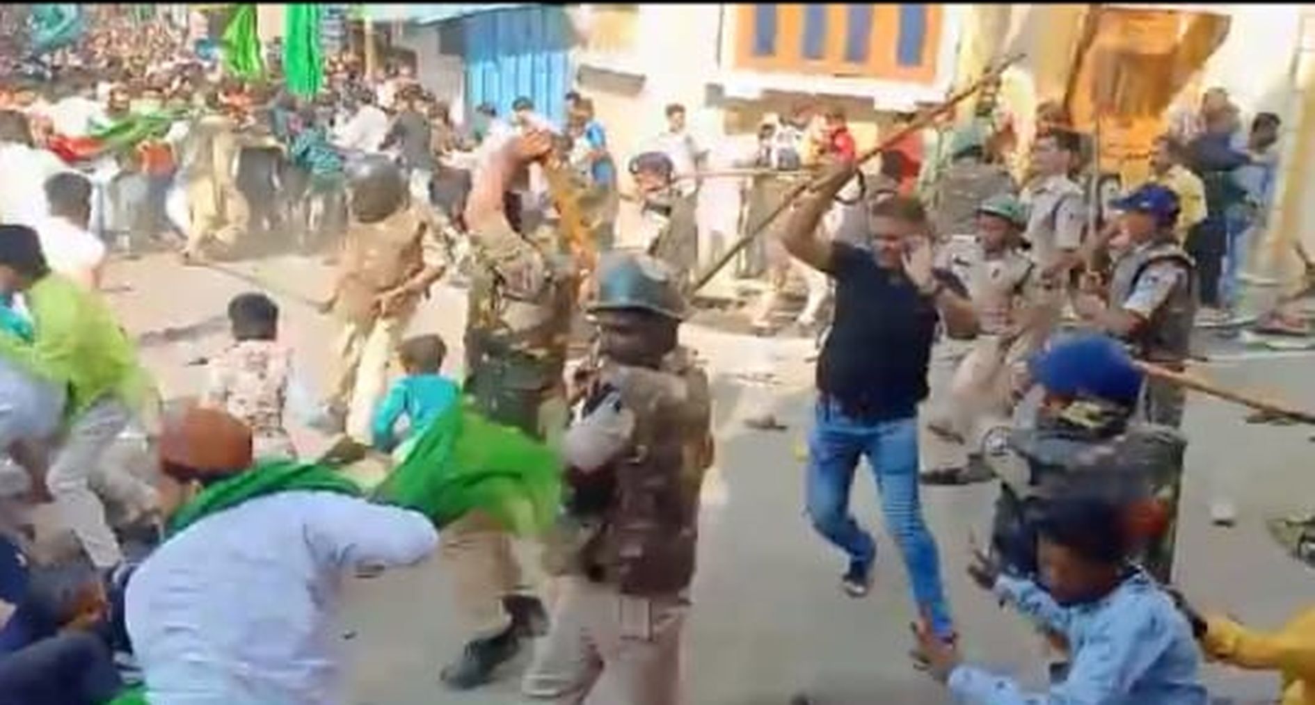 VIDEO मनाही के बाद जमा हुई भीड, अनियंत्रित हुए लोग पुलिस ने किया लाठीचार्ज आहू के युवक का भीड़ ने फोडा सिर