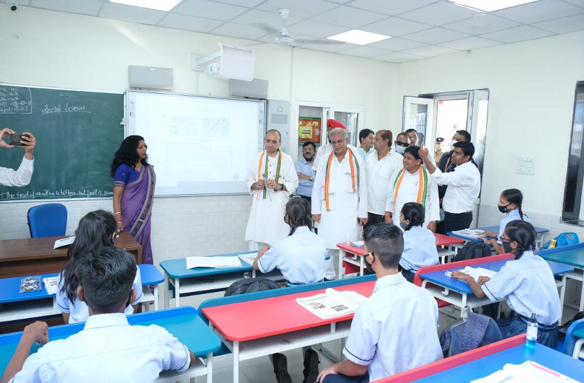 मुख्यमंत्री ने स्वामी आत्मानंद उत्कृष्ट अंग्रेजी माध्यम विद्यालय का किया निरीक्षण, बच्चों से हुए रूबरू