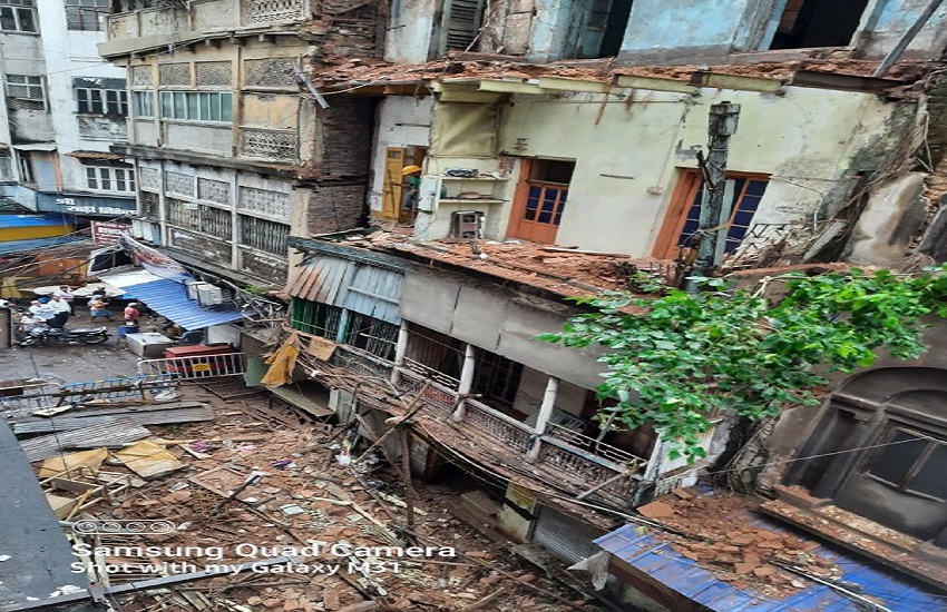 WEST BENGAL--बड़ाबाजार में गिरा एक और जर्जर मकान