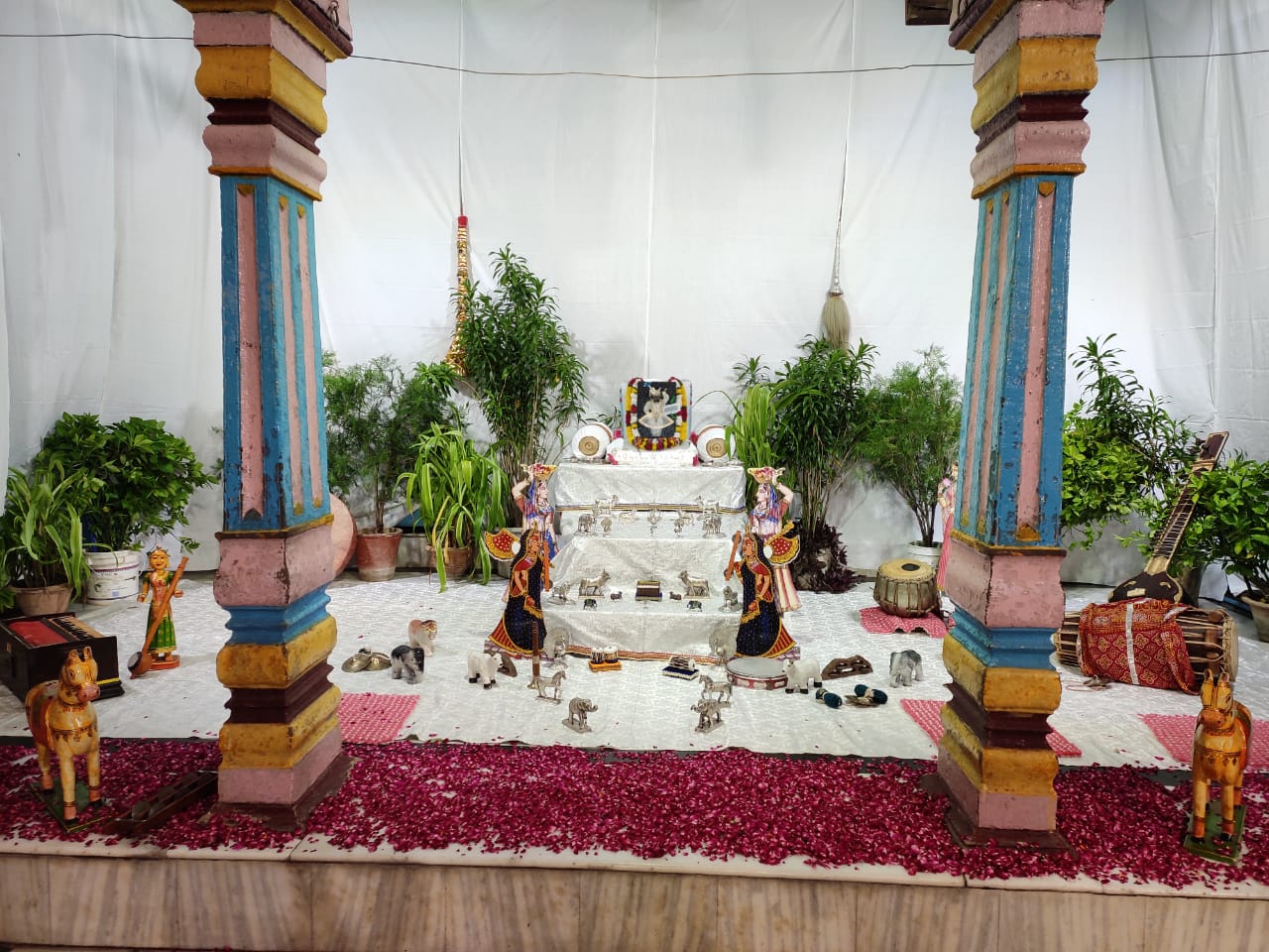 कहीं गर्भगृह के बाहर चांद की रोशनी में दर्शन देंगे भगवान तो कहीं होगा अलौकिक शृंगार