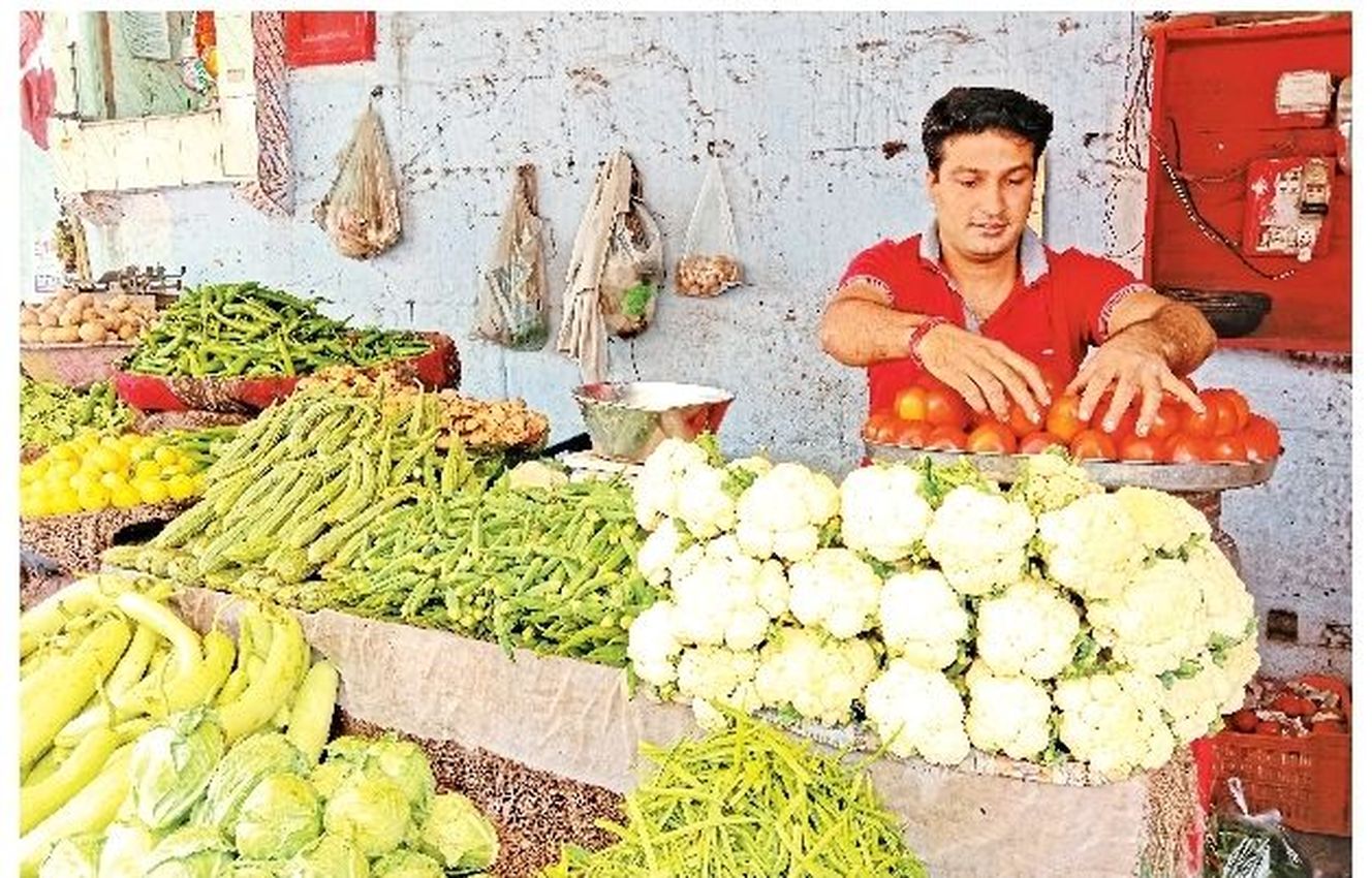 आम आदमी पर पहले कोरोना और अब महंगाई की मार, टमाटर हुआ ‘लाल’