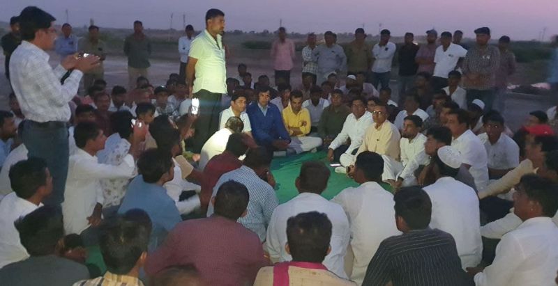 मुकदमे दर्ज होने पर रोष, रिफाइनरी के बाहर धरना,मुकदमे दर्ज होने पर रोष, रिफाइनरी के बाहर धरना