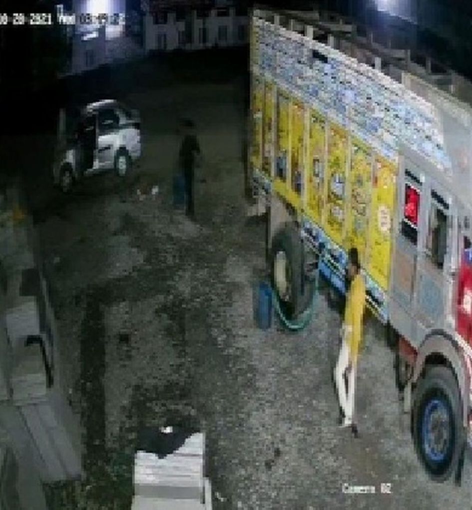घर के बाहर खड़े ट्रक से चुरा ले गए डीजल, वारदात सीसीटीवी में कैद