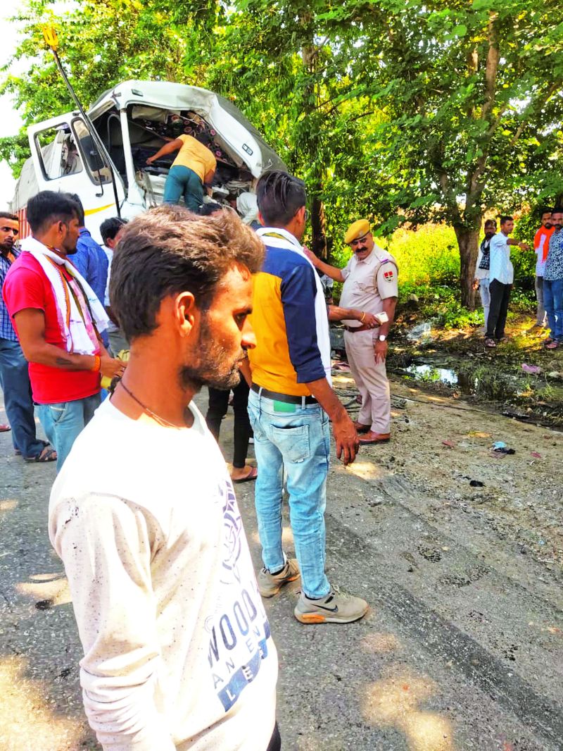 खड़े ट्रक में घुसा ट्रेलर, खाना बना रहे ड्राइवर, खलासी की मौत