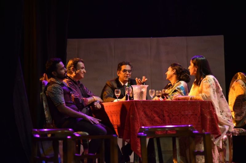 .ऩव धनाढ्य वर्ग के खोखले आदर्शों की धज्जियां उड़ाता नाटक 'वो कौन था