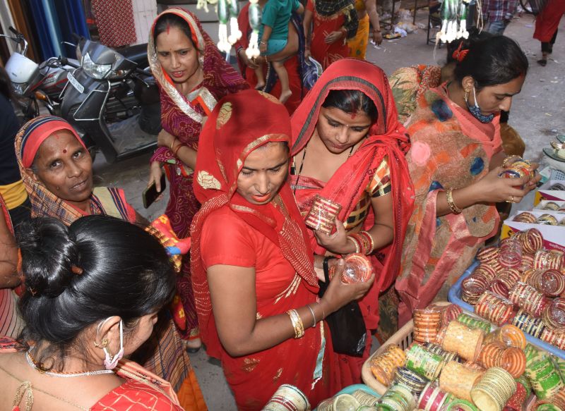 आर्टिफिशियल ज्वैलरी की कलात्मकता व चमक कर रही आकर्षित
