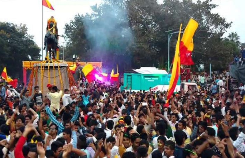 राजनीतिक सम्मेलनों के लिए ढील, राज्योत्सव पर बहाना, सरकार की दोहरी नीति को लेकर नाराजगी