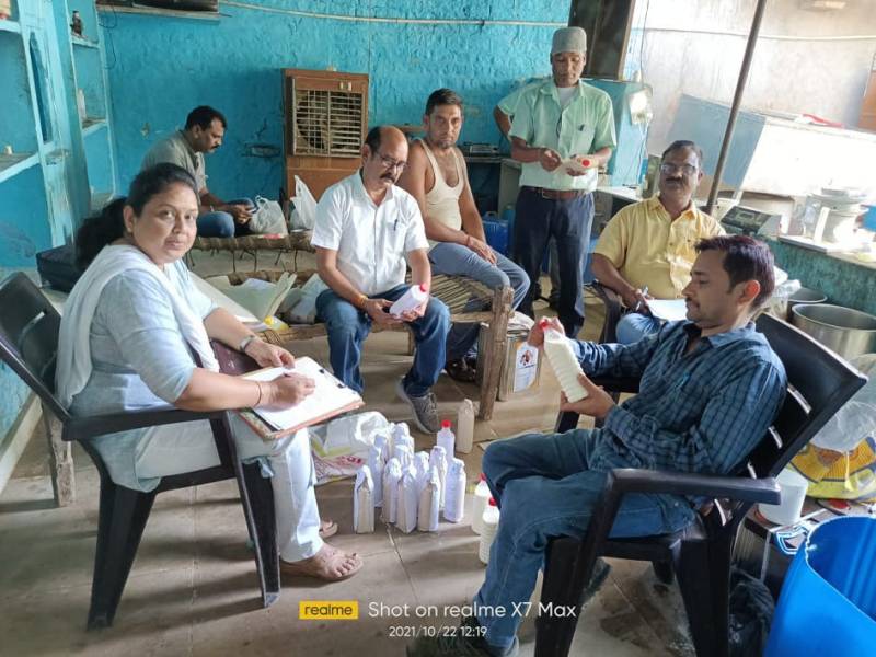 दूध डेयरी पर छापा, 600 लीटर मिक्स दूध, 10 लीटर केमिकल व अन्य जखीरा पकड़ा