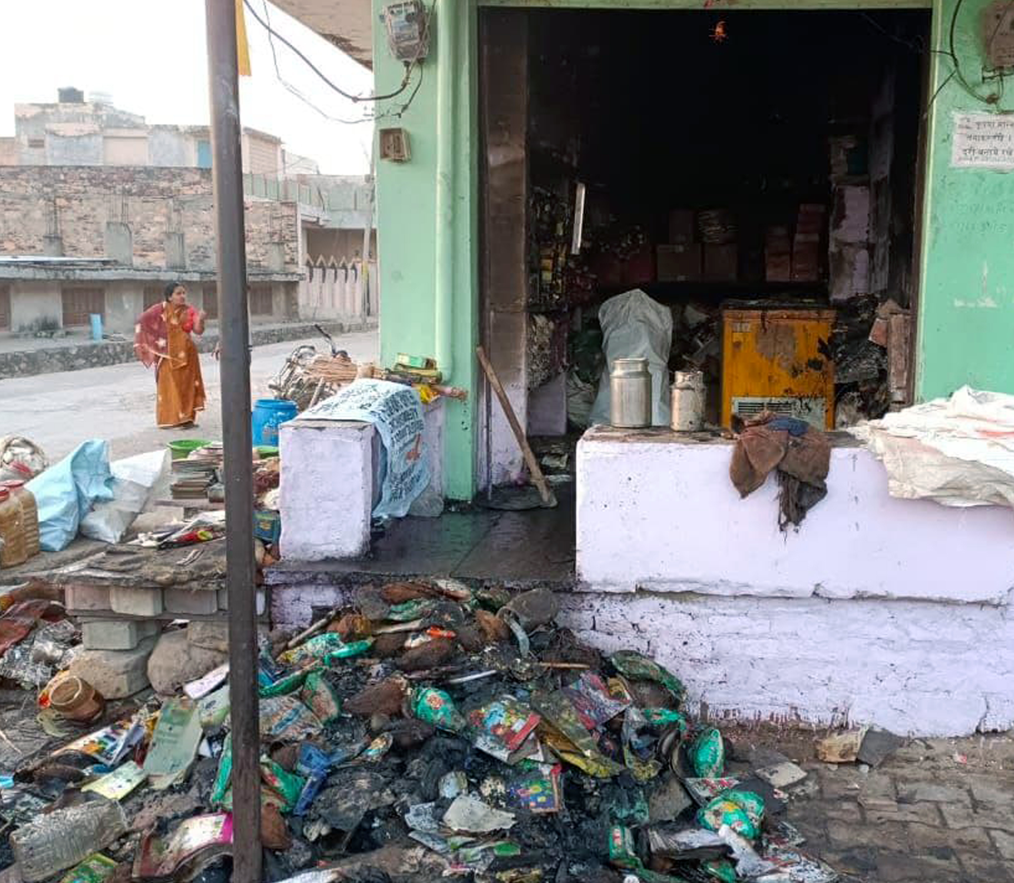 शॉर्ट सर्किट से दुकान में लगी आग