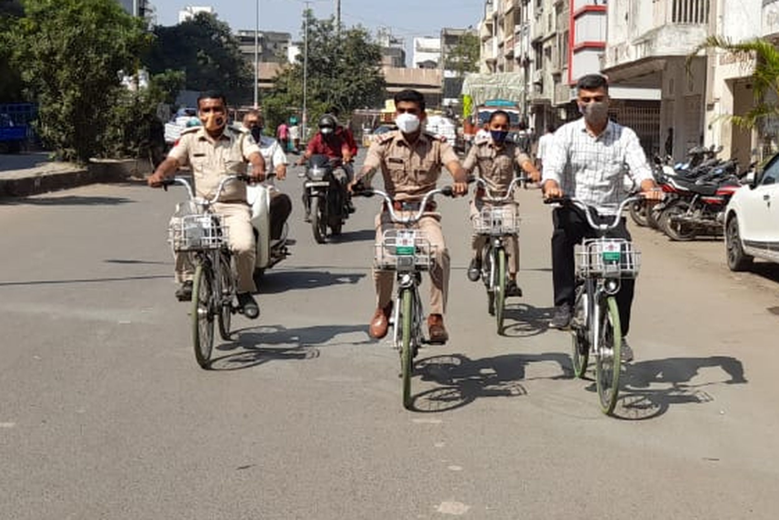 भीड भाड़ वाले बाजारों में पुलिस कर रही हैं साइकिल पर गश्त