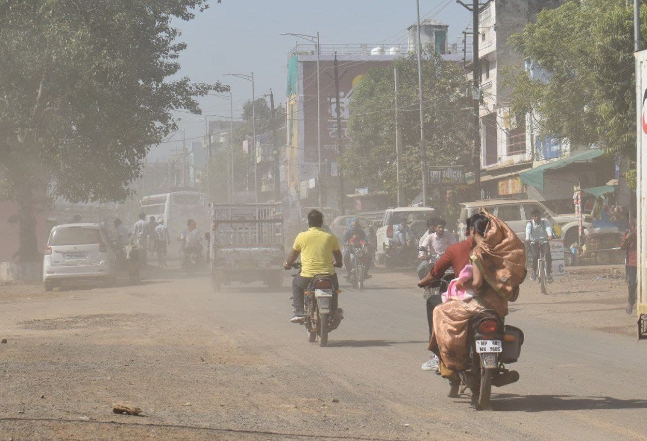 शहर की सडक़ों पर धूल के गुबार, दुपहिया वाहनों से चलना हुआ दूभर