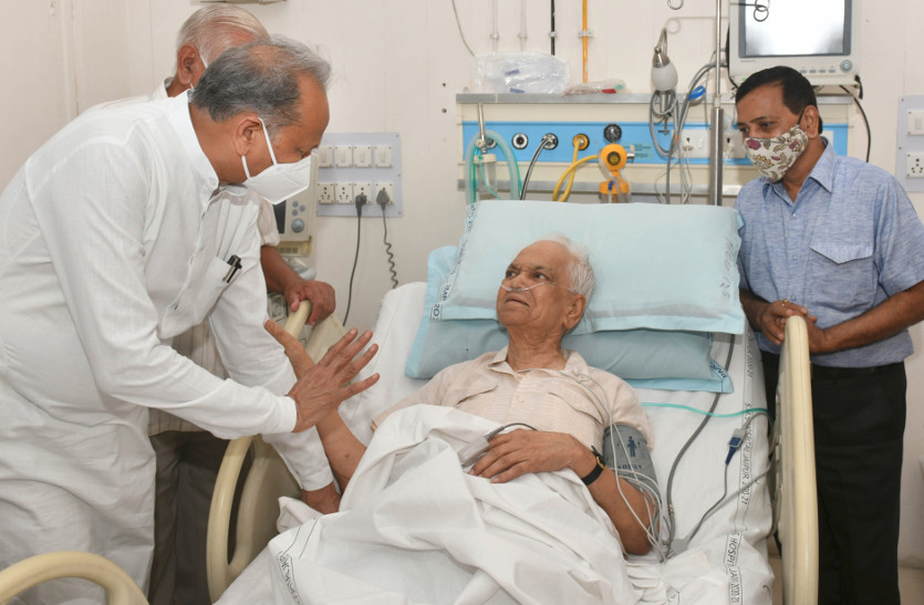Ashok Gehlot met Subbarao at SMS hospital ICU