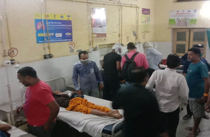 अभ्यर्थियों को हिण्डौन ले जा रही बस पलटी, एक युवती की मौत, कई घायल