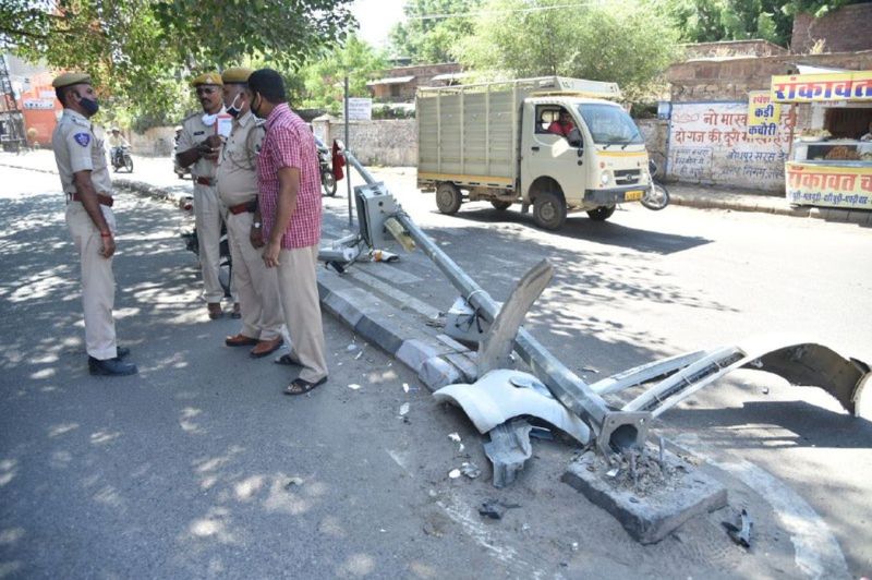 डिवाइडर पर चढ़ी कार, कैमरों का पोल टूटा